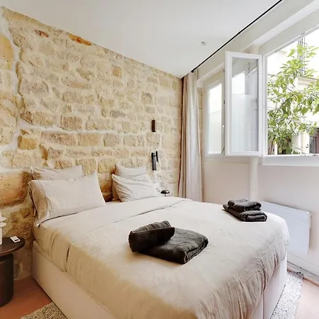 De Gamme Avec 2 Salles De Bains Et Climatisation Au Coeur Du Marais Apartment